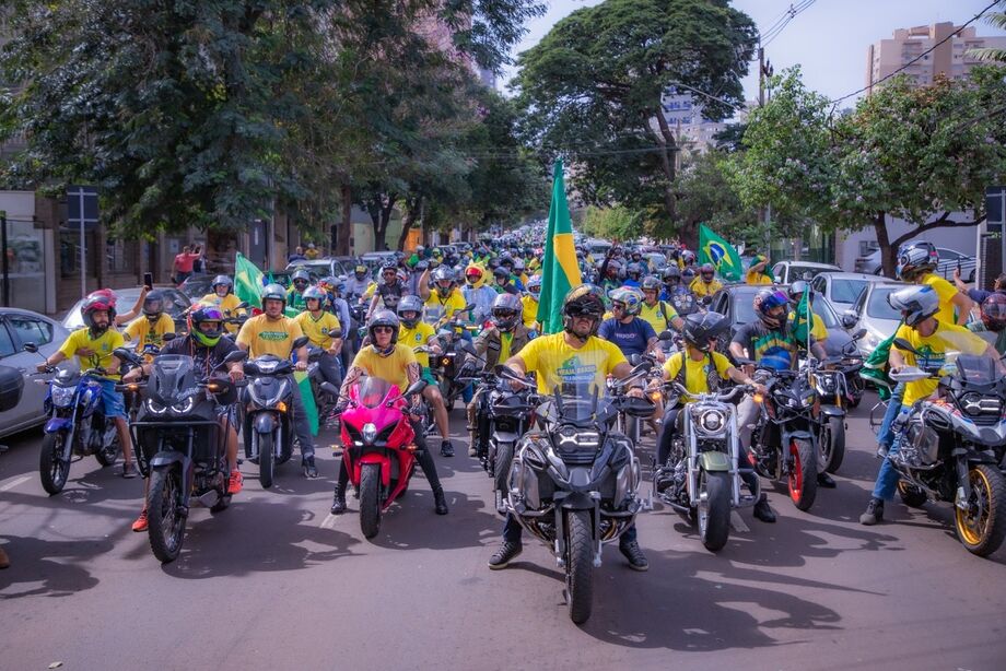 Capitão Contar lidera grupo de motociclistas durante ato do movimento nacional Reaja Brasil, que defendeu democracia, liberdade e pedidos de ação do Senado.