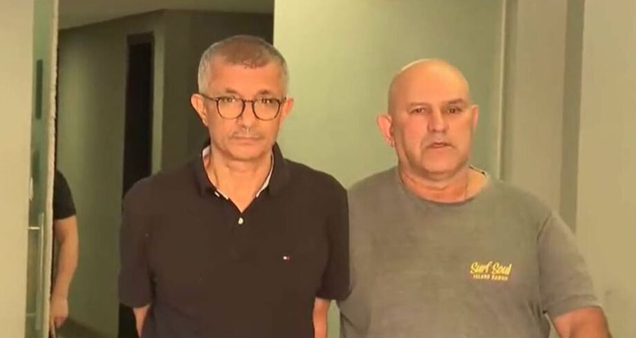 Piloto de avião aposentado, à esquerda, acusado de estupro, saindo de audiência de custódia.