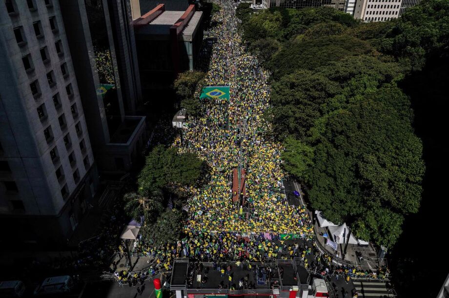 De acordo com estimativa feita pelo Monitor do Debate Público do Meio Digital, da Universidade de São Paulo (USP), um total de 37,6 mil apoiadores do ex-presidente Bolsonaro estiveram na Avenida Paulista neste domingo