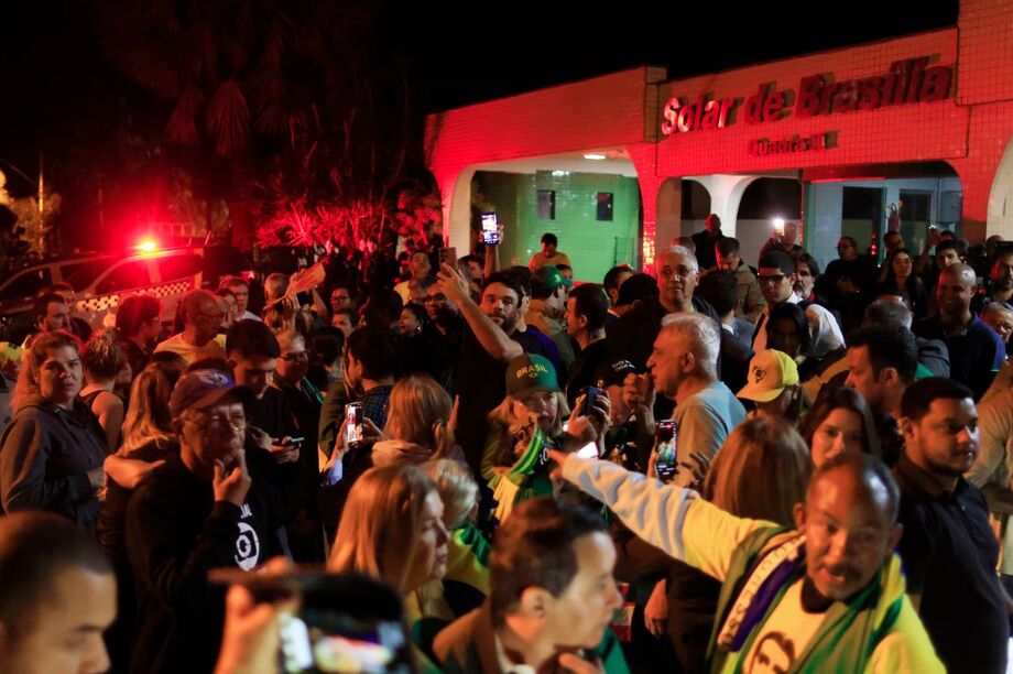 Manifestação em frente ao condomínio onde Jair Bolsonaro cumpre prisão domiciliar