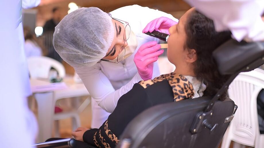 Profissional de saúde realiza atendimento gratuito durante edição do Ação Cidadania, promovido pela Fiems em Sidrolândia