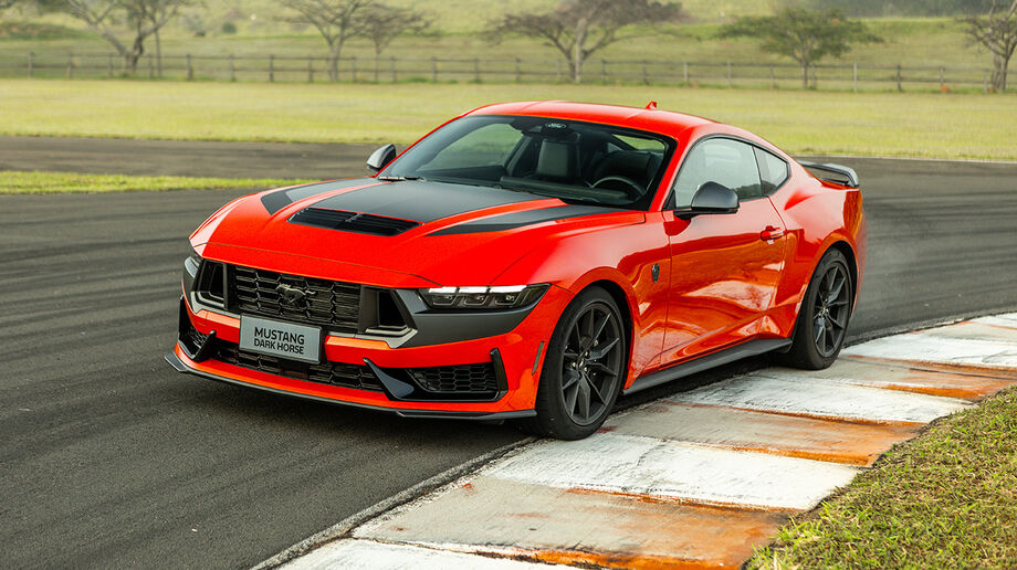 Mustang Dark Horse em ação na pista, destacando sua performance esportiva