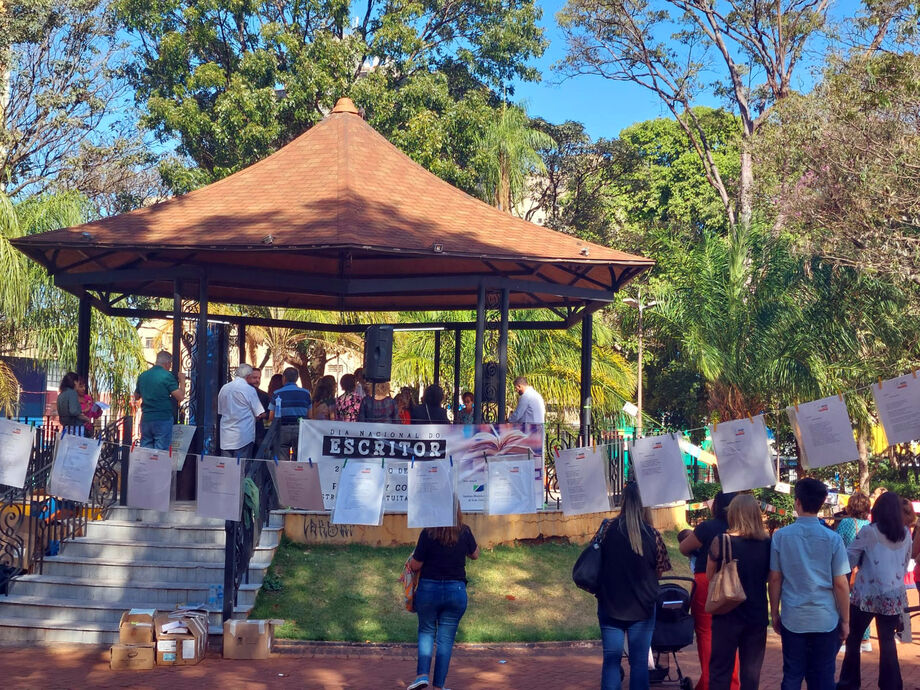 Distribuição gratuita de livros na Praça Ary Coelho, em Campo Grande, promove o acesso à literatura e valoriza autores de Mato Grosso do Sul