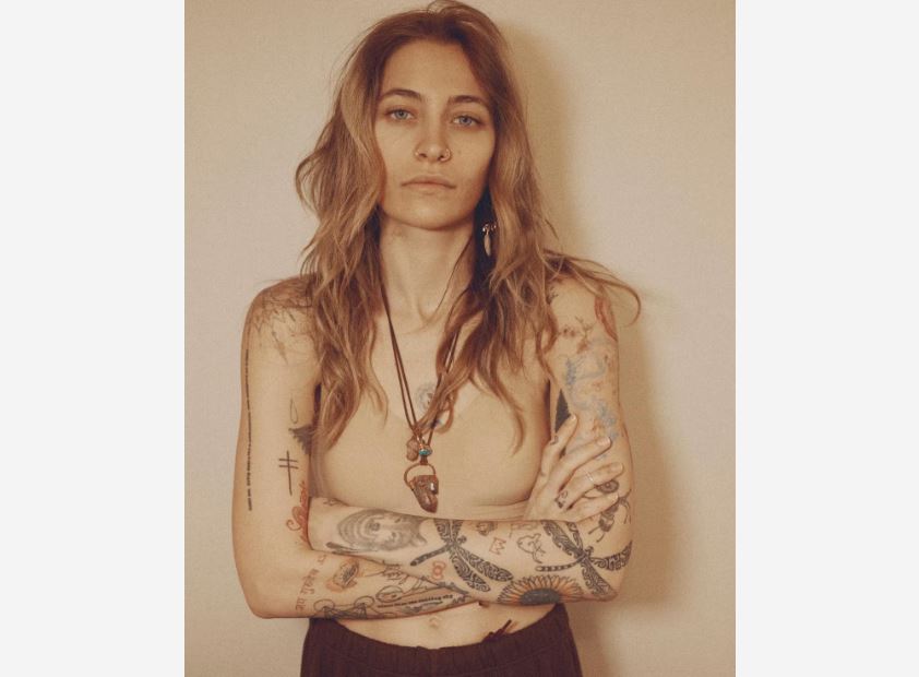 A modelo Paris Jackson, filha do cantor Michael Jackson, anunciou o fim do seu noivado com o produtor musical Justin Long