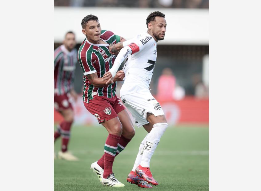 Thiago Silva e Neymar admitem rivalidade sadia dentro de campo.