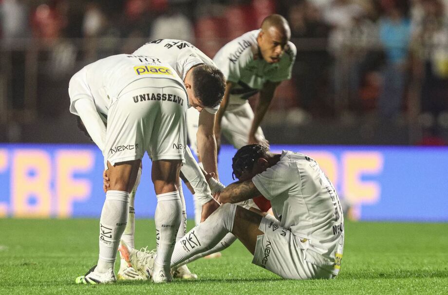 Neymar precisou ser consolado pelos companheiros ao final do jogo contra o Vasco.