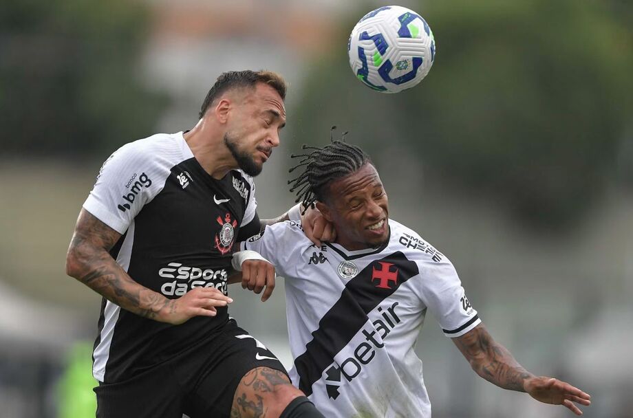Maycon e Tchê Tchê em disputa de bola.