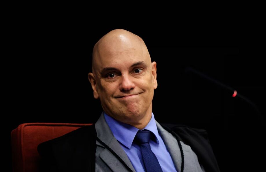 Moraes evitou falar sobre a trama golpista, mas ressaltou o risco de ruptura democrática ao dizer que 'graças a Deus' ainda há eleições.