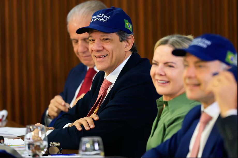 Fernando Haddad ao lado de outros ministros em reunião com Lula