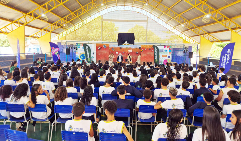 Jovens participam de oficinas criativas e espetáculo teatral na Maratona de Inovação em Dourados.