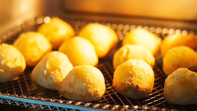 Bolo de pão de queijo: uma versão irresistível da tradicional iguaria brasileira, com crosta crocante e interior macio.