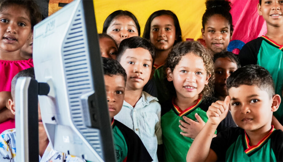 O Escolas Conectadas é uma estratégia para garantir internet de qualidade para uso pedagógico das tecnologias e promover educação digital e midiática em todas as escolas públicas de educação básica do país.