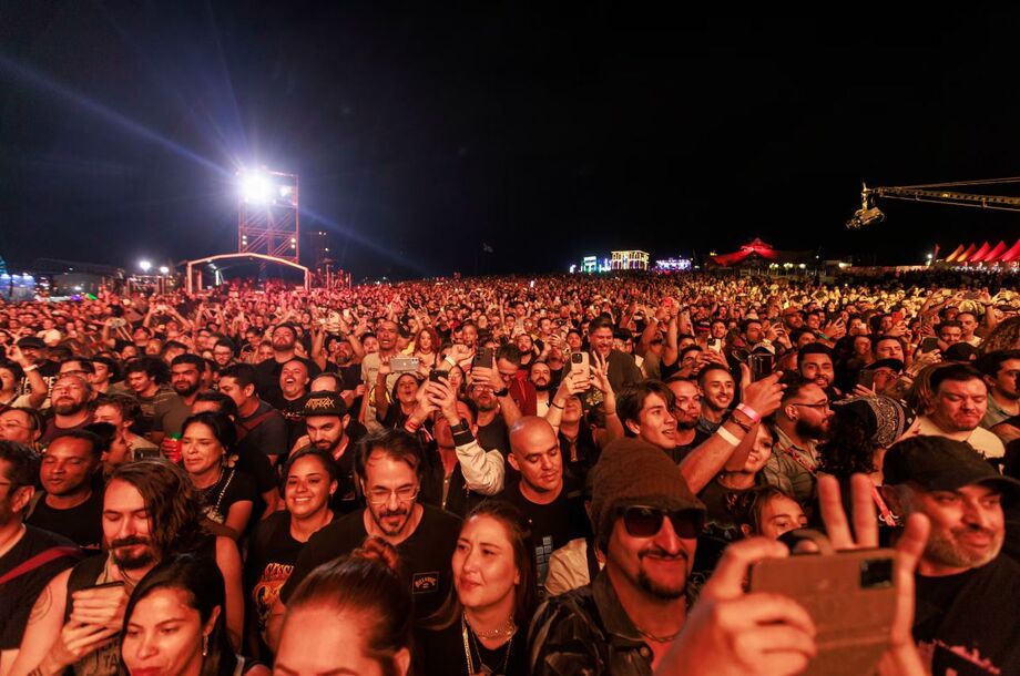 Público curte show da banda Bush no palco Mike's ice durante o Lollapalooza 2025, no autódromo de Interlagos em São Paulo.