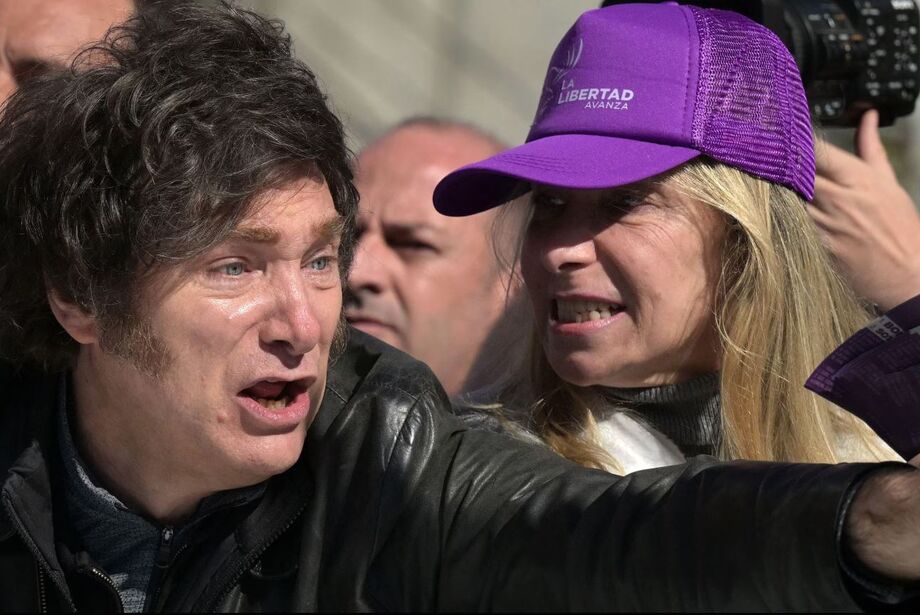 Imagem mostra o presidente Javier Milei ao lado da irmã e secretária-geral da Presidência, Karina Milei, durante uma carreata em Lomas de Zamora, na Grande Buenos Aires, nesta quarta-feira, 27. Argentino foi alvo de pedradas durante o evento.