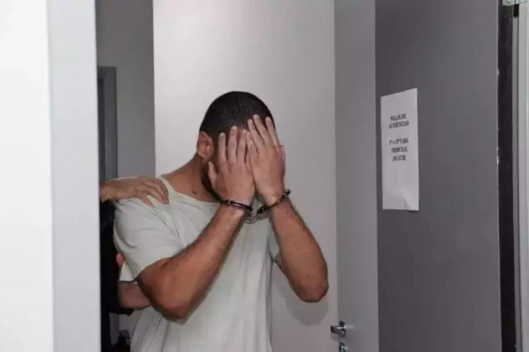 De acordo com a análise do juiz responsável pelo caso, a gravidade do crime e a repercussão social da morte justificam a manutenção da prisão