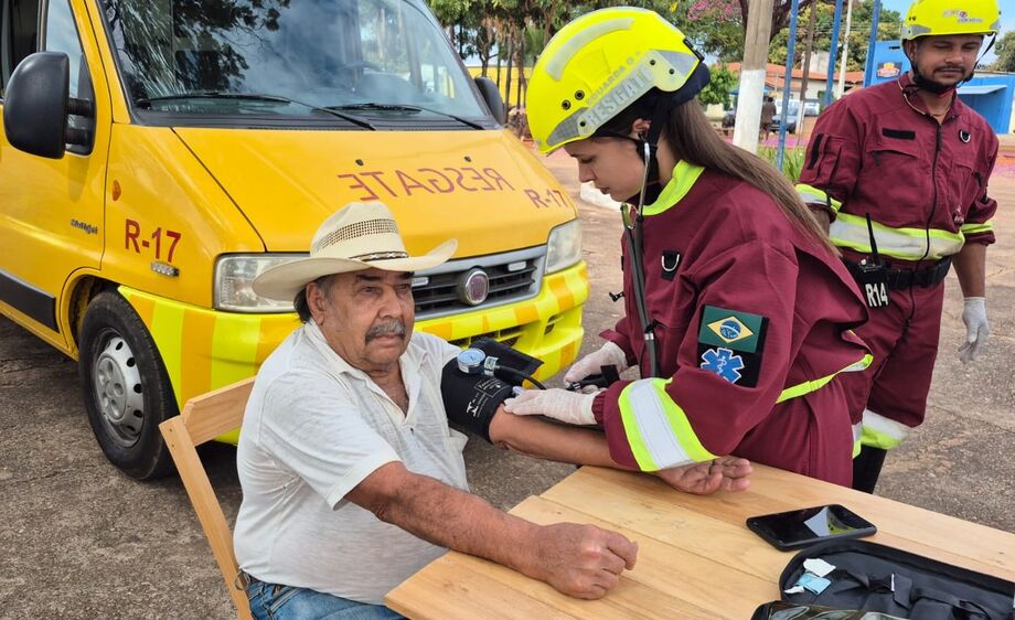Motoristas e pedestres recebem orientação em rodovia no MS