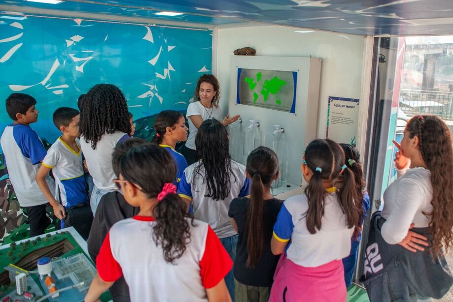 Visitantes exploram o ciclo da água por meio de recursos tecnológicos e artísticos.