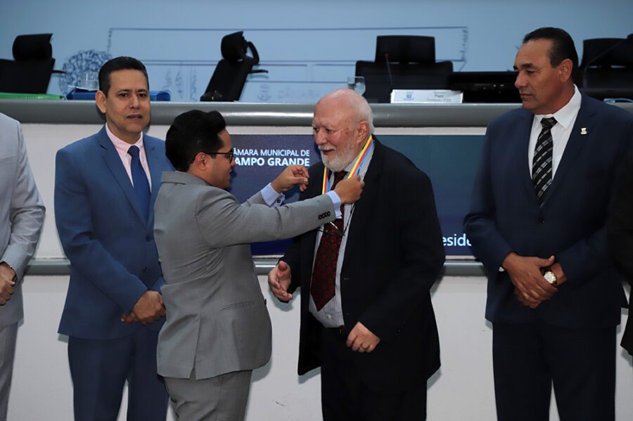 Manoel Oscar Mendes é homenageado por seus 49 anos de serviço na Câmara Municipal de Campo Grande