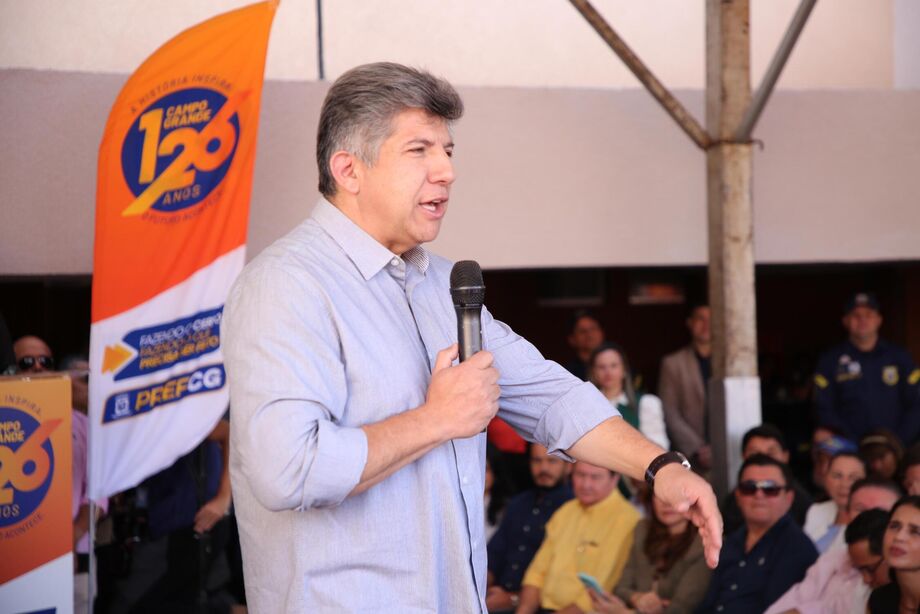 Lidio Lopes durante a entrega do Condomínio Vila da Melhor Idade, com idosos e autoridades locais