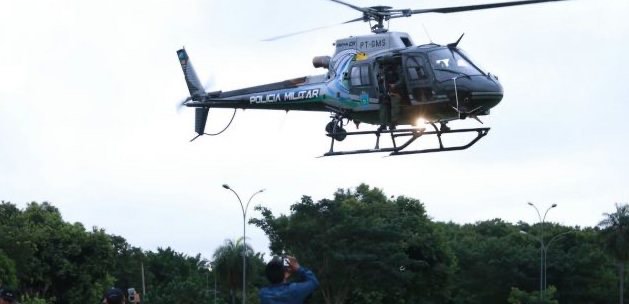 Helicóptero da PM sobrevoa bairros de Campo Grande em nova estratégia de patrulhamento integrado.
