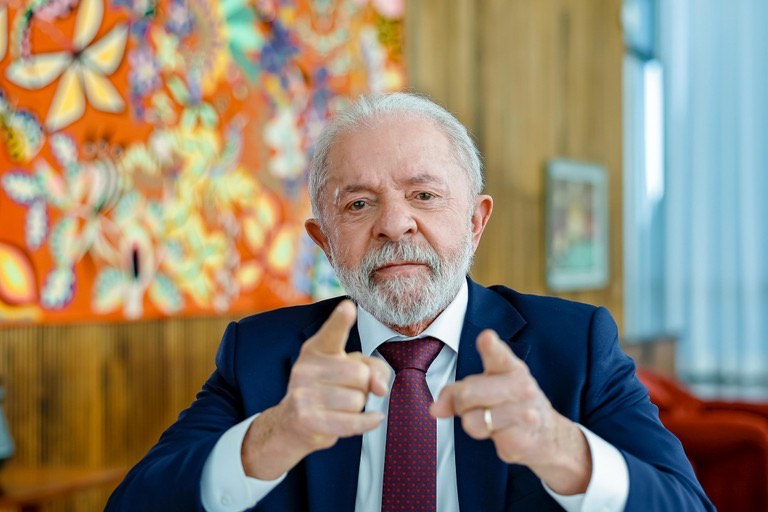 Presidente Lula anuncia pacote de R$ 30 bilhões para apoiar exportadores brasileiros afetados por tarifas de 50% dos EUA.