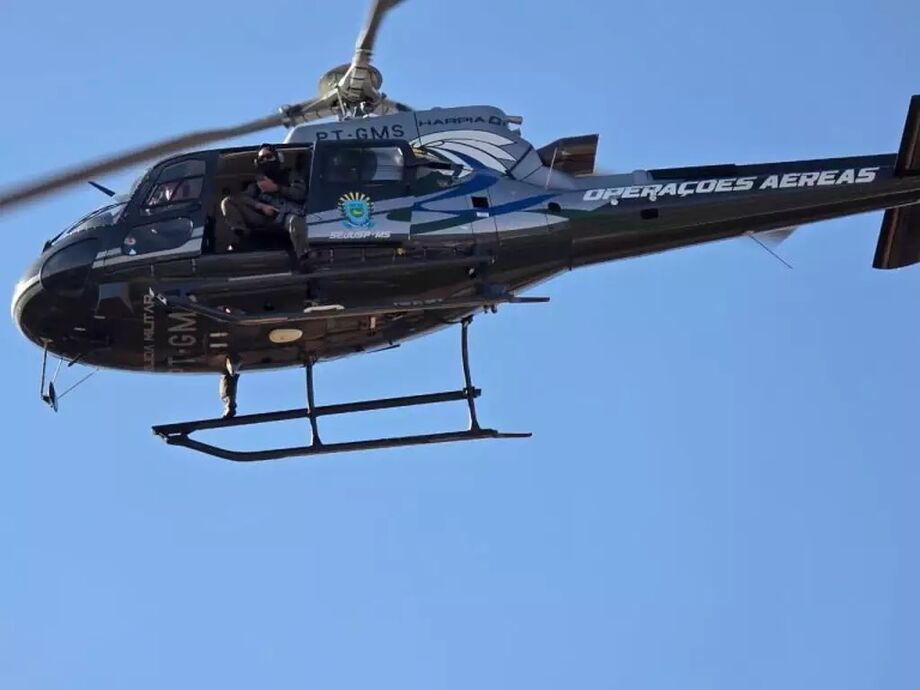 Helicóptero da Secretaria de Justiça e Segurança Pública de MS sobrevoa Inocência durante operação policial