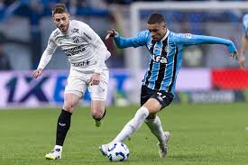 Grêmio e Ceará empatam em 0 a 0 na Arena, em Porto Alegre. O Tricolor gaúcho pressionou, mas não conseguiu transformar as chances em gol, enquanto o time cearense segurou o resultado fora de casa.