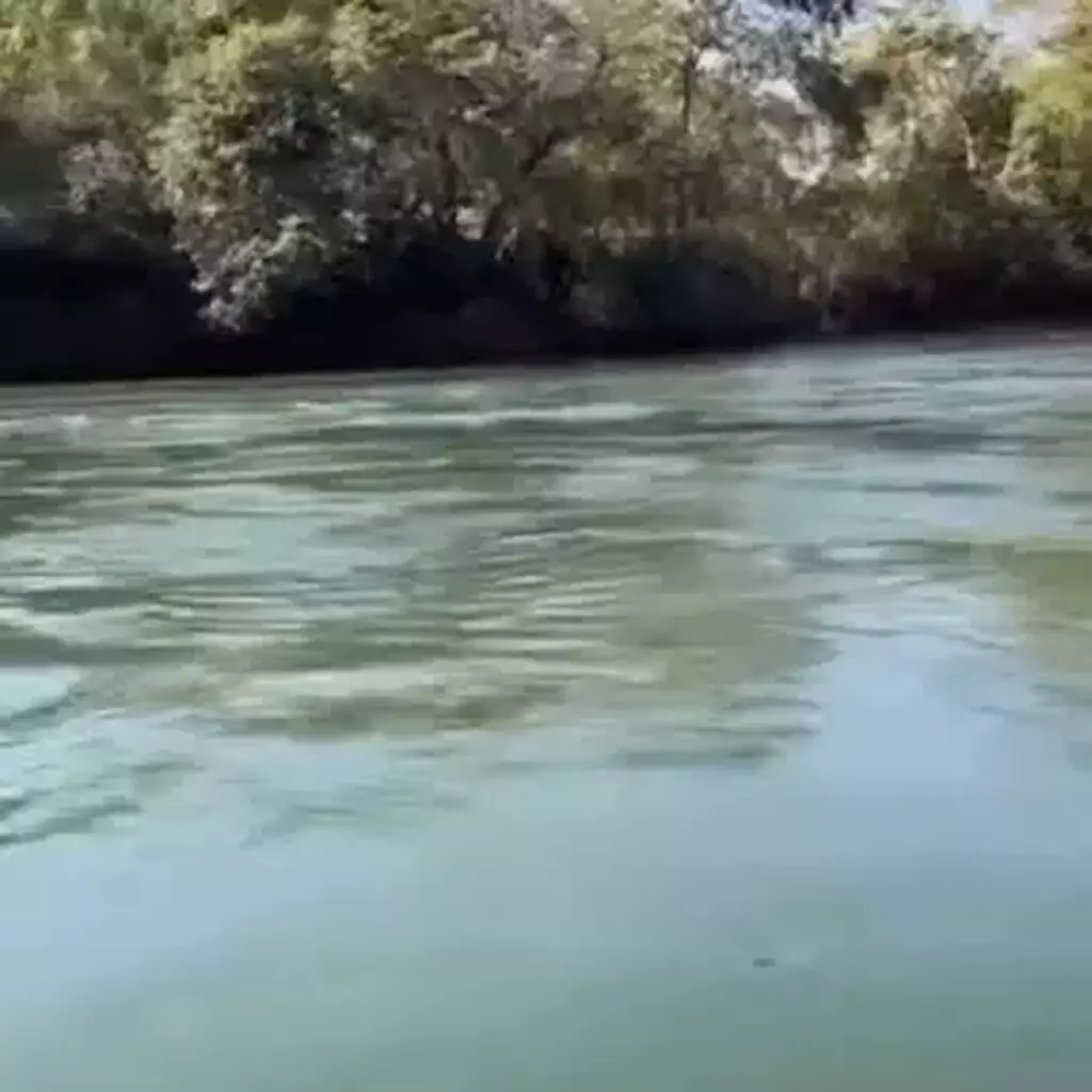 Trecho do Rio Verde, em Água Clara (MS), onde jovem de 21 anos desapareceu após pedir socorro neste domingo (24).
