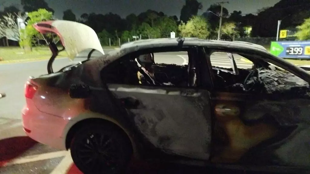 Carro Jetta ficou totalmente destruído após pegar fogo em acidente na rotatória da Avenida Doutor Fadel Tajher Iunes, no Bairro Carandá Bosque, em Campo Grande.