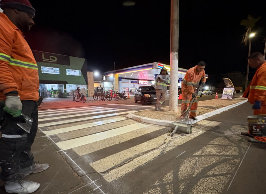 Equipe de obras aplica tinta termoplástica na revitalização da sinalização viária de Nioaque; serviço é executado à noite para reduzir impacto no tráfego.