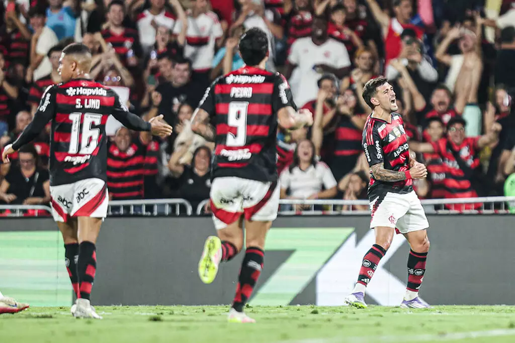 Jogadores do Rubro-Negro comemoram goleada que mantém Flamengo na liderança da Série A.