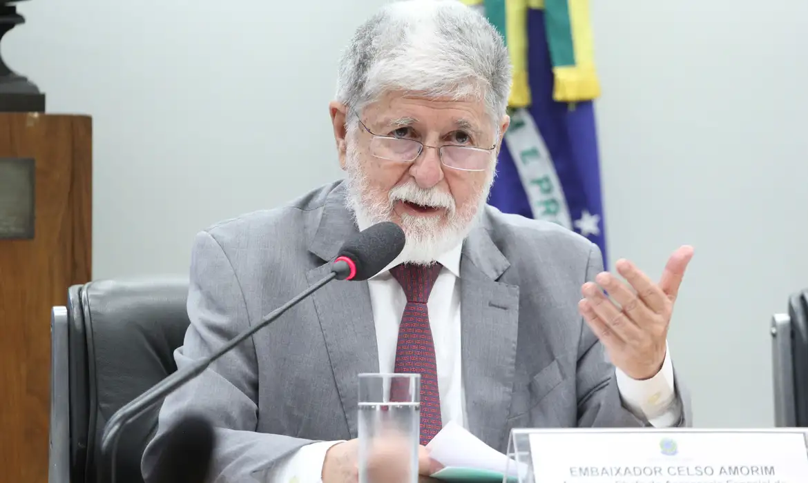 Celso Amorim critica postura dos EUA e defende sistema multilateral de comércio.