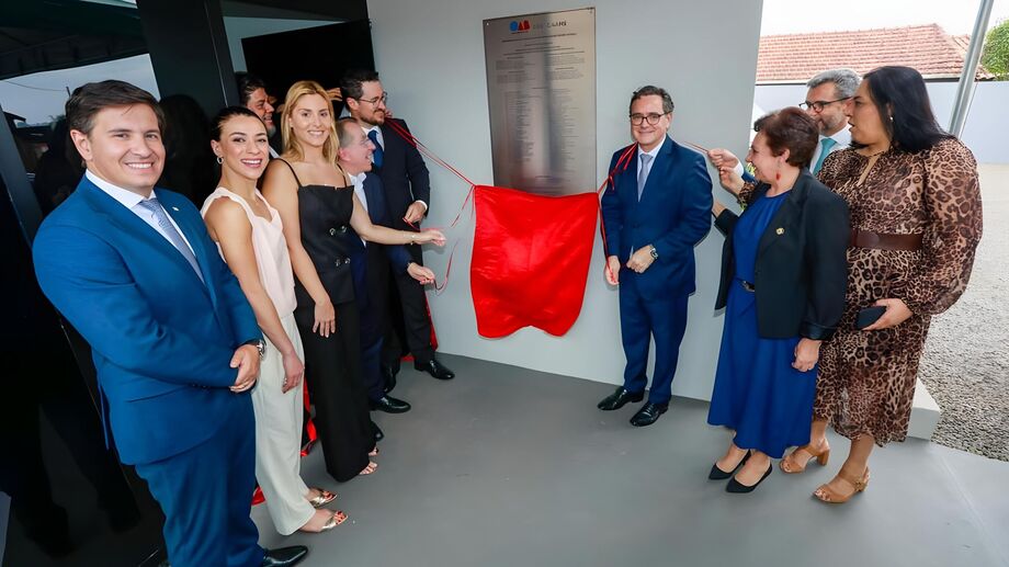 Autoridades da OAB-MS e convidados durante o descerramento da placa da nova sede da subseção em Pedro Gomes