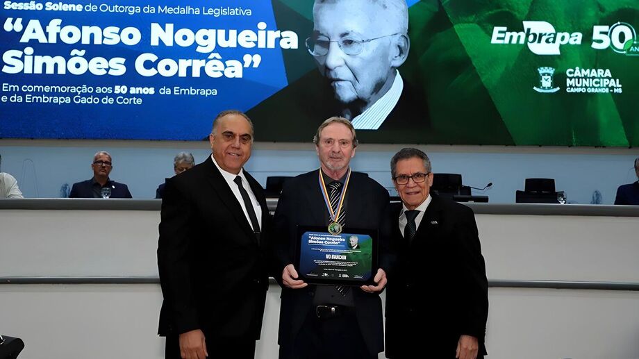 Com a medalha no peito, Ivo Bianchin é aplaudido por sua trajetória de dedicação à pesquisa veterinária.