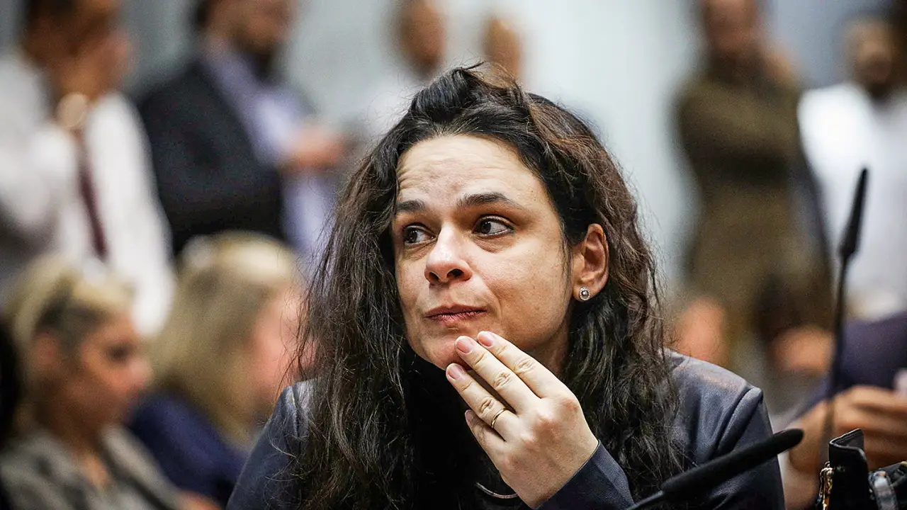 Vereadora Janaína Paschoal foi retirada sob vaias após invadir palco da Conferência Estadual LGBTQIA+ em São Paulo