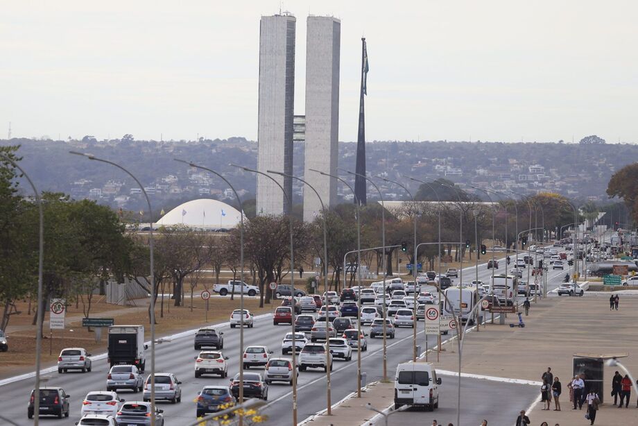 Maioria da população defende freio no pagamento de supersalários no serviço público e é favorável à estabilidade dos servidores, mas também cobra uma avaliação por desempenho e maior diversidade nos quadros que prestam serviços para a população.