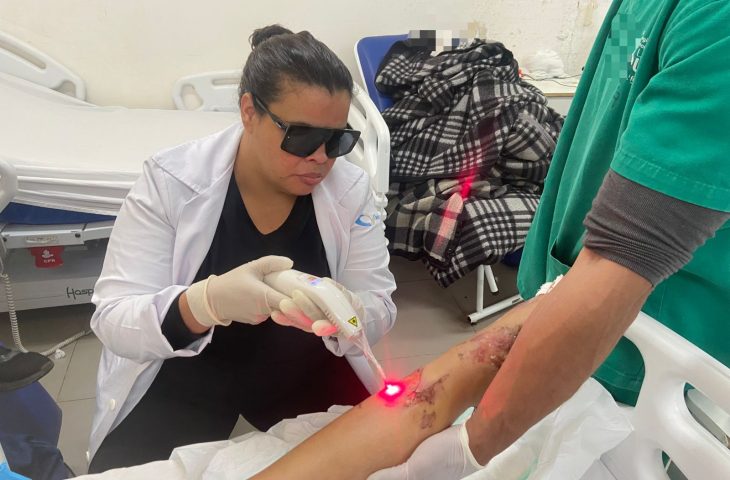 Hospital Regional de Ponta Porã adota laserterapia para acelerar a recuperação de pacientes após cirurgias, visando melhorar a cicatrização e reduzir o uso de analgésicos.