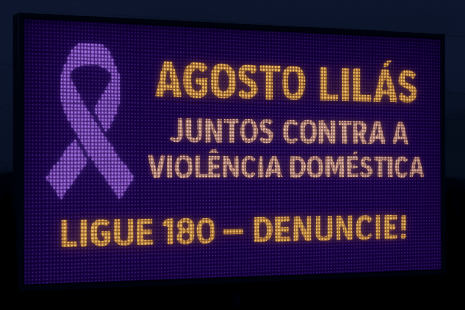 Painéis de LED instalados em pontos estratégicos de Sonora (MS) alertam a população sobre violências invisíveis no contexto doméstico. A iniciativa integra a campanha do Agosto Lilás promovida pelo TJMS.