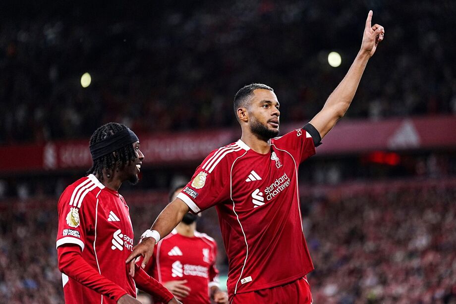 Jogadores do Liverpool celebram gol em dia de homenagens a Diogo Jota na estreia da Premier League.