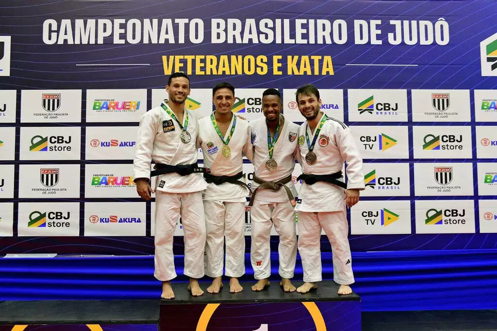 Atletas premiados no pódio do Campeonato Brasileiro de Judô Veteranos e Kata 2025, realizado em Barueri (SP); Mato Grosso do Sul conquistou nove medalhas na competição.