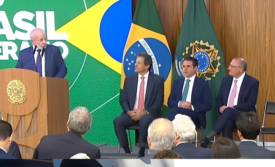 Lula lança a MP Brasil Soberano ao lado dos ministros Fernando Haddad (Fazenda), Paulo Teixeira (Desenvolvimento Agrário) e Geraldo Alckmin (Indústria), em Brasília