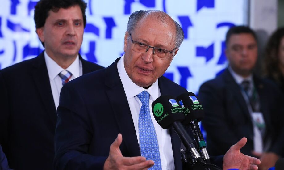 Alckmin pede urgência na tramitação de propostas para proteger exportações brasileiras.