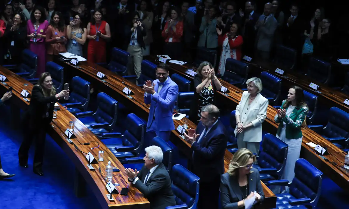 Senado aprova projeto de lei para proteger crianças e adolescentes no ambiente digital.
