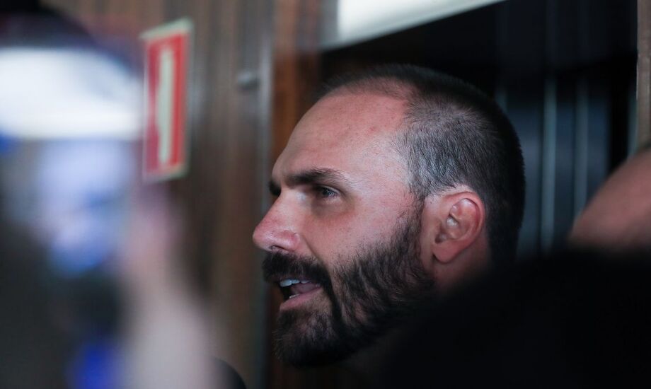'Delirante e vergonhoso': Eduardo Bolsonaro reage ao indiciamento da PF.