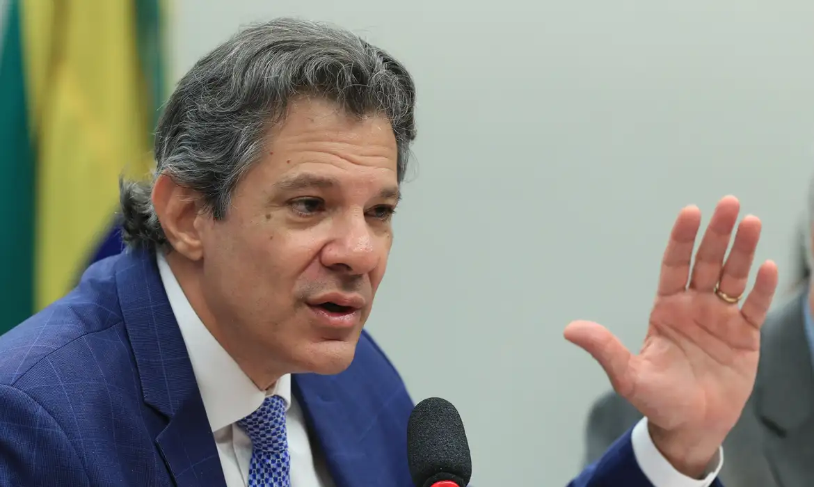 Haddad confirma estudo sobre alteração na lei para permitir que estados adquiram produtos afetados pelo tarifaço e destinem à alimentação escolar