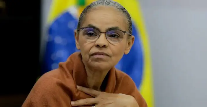 Ministra Marina Silva foi hospitalizada em Brasília após dor lombar; apresenta fratura leve na vértebra L4 e seguirá trabalhando remotamente.
