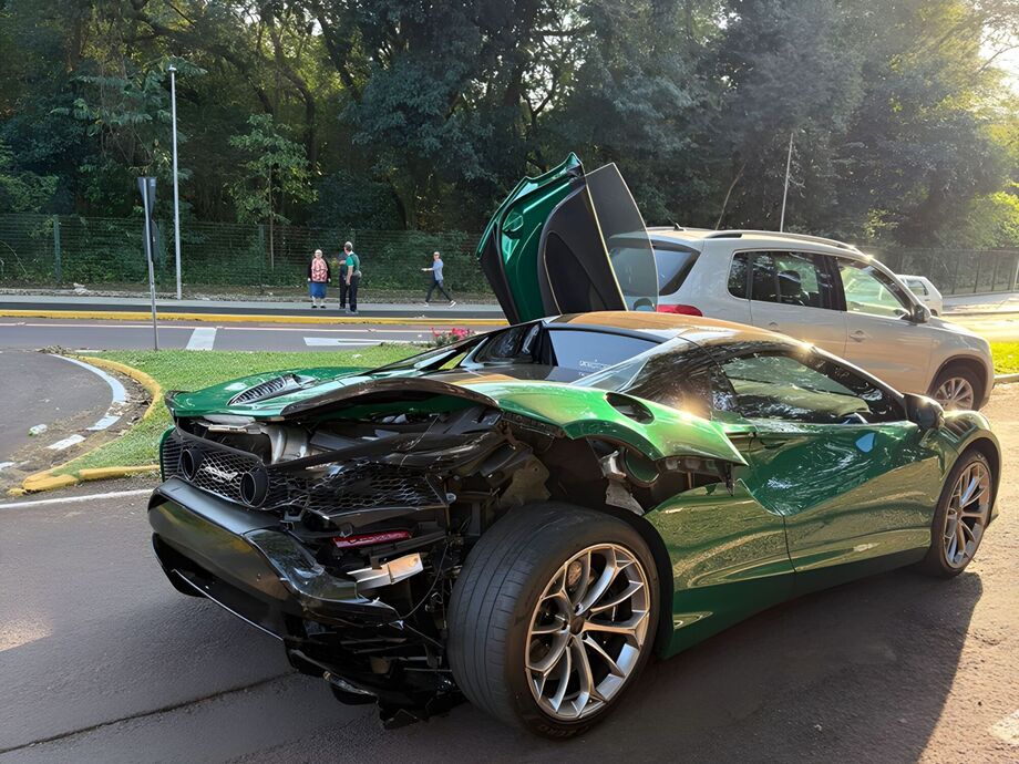 McLaren Artura Spider, avaliada em mais de R$ 2,5 milhões, ficou com a traseira destruída após colisão em rotatória de Toledo (PR); ninguém se feriu.