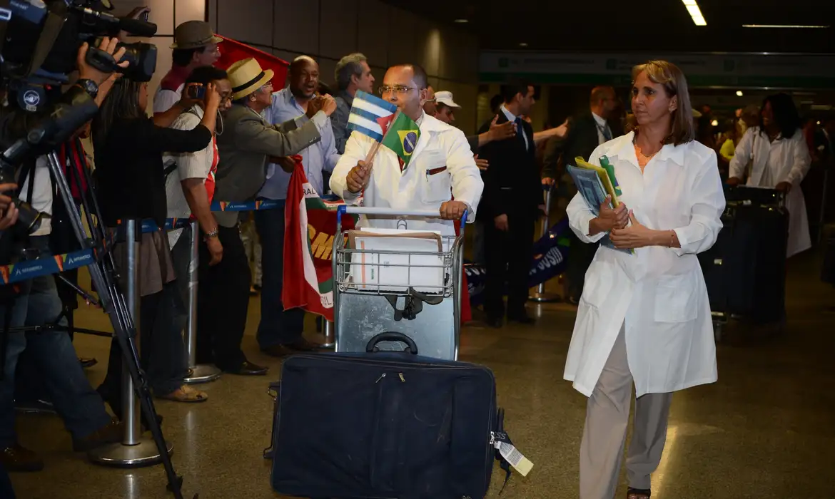 Associação dos Médicos Cubanos no Brasil repudia sanções dos EUA e defende o Mais Médicos