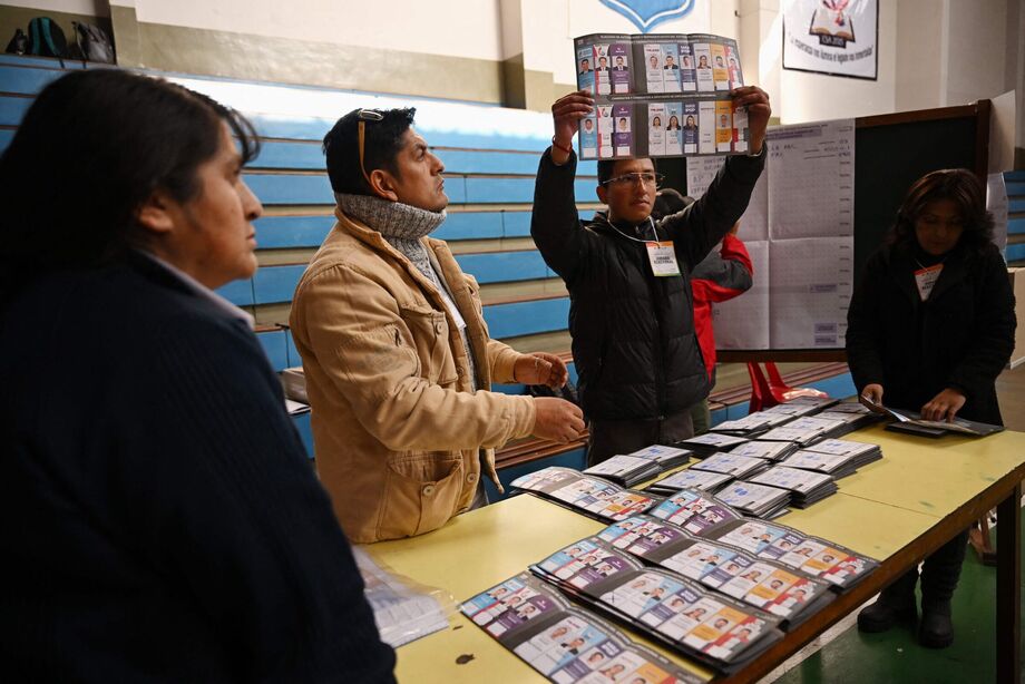 Fiscais contam os votos em um centro de votação em La Paz, Bolívia