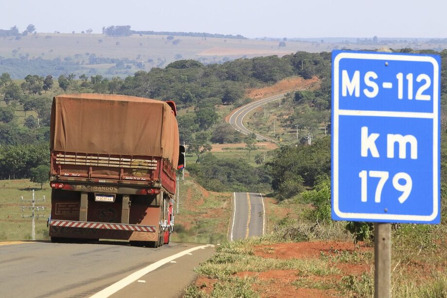 Caminhão trafega pela MS-112, em trecho que integra concessão da Way desde 2023; rodovia receberá obras com recursos liberados pelo BNDES.